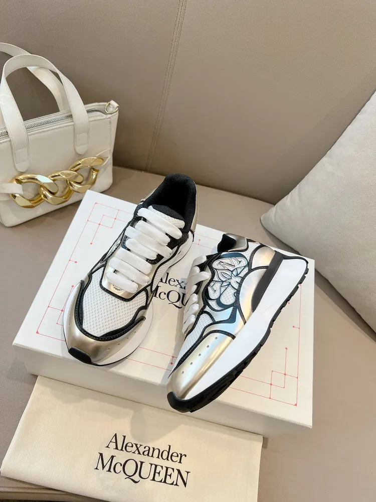 p720 𝐀𝐥𝐞𝐱𝐚𝐧𝐝𝐞𝐫 𝐌𝐜𝐐𝐮𝐞𝐞𝐧# 亞歷山大·麥昆🆕 2024早春Sprint跑鞋，3D立體裁片工藝，最新款式一如既往高階品質，做工細節清爽乾淨，原版一比一復刻，原版軟厚底，設計線條優秀  上腳