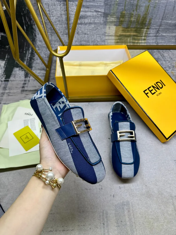 最新FENDI 樂福鞋，雙色條紋帆布面料，刺繡包邊，金色扣件，羊皮墊腳，35-42碼，跑量價590