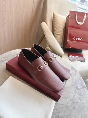 8995-1  酒紅¥670（35-42）Generation Gucci 系列深入探索品牌典藏設計元素，將不同世代的設計融匯於一體，譜寫出獨特的美學篇章。這款鞋履為經典 Horsebit 樂福鞋注入前衛魅力。方形鞋頭、平底鞋底和反向結構設