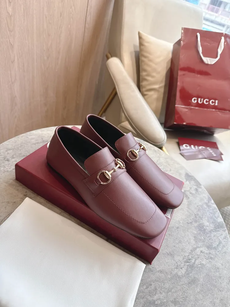 8995-1  酒紅¥670（35-42）Generation Gucci 系列深入探索品牌典藏設計元素，將不同世代的設計融匯於一體，譜寫出獨特的美學篇章。這款鞋履為經典 Horsebit 樂福鞋注入前衛魅力。方形鞋頭、平底鞋底和反向結構設