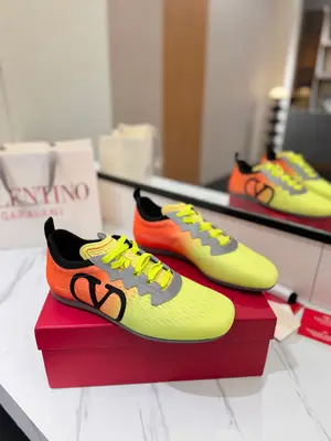 出廠價：P680💰VALENTINO 🌹🌹🌹2025華倫天奴最新春季運動鞋！專櫃🔥推薦RUNBOOT運動輕盈舒適，藍球鞋、跑步鞋、時尚運動鞋集於一體的多功能設計，演繹酷颯的上腳效果，♥️♥️眾多流量明星時尚網紅追捧♥️♥️的時尚運