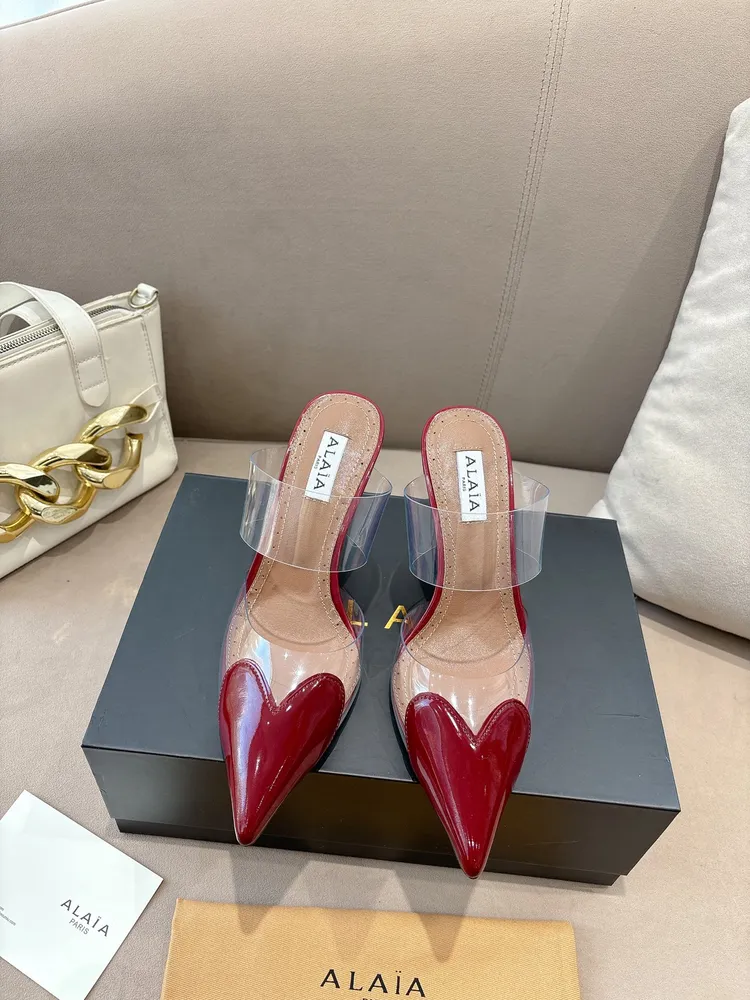 P660 ALAÏA2026 春夏HighLove坡跟穆勒鞋 標誌性愛心鞋頭+透明PVC拼接，辨識度超高!漆皮與裸色透明材質結合，視覺輕盈，坡跟設計拉長腿部線條，穿著更穩