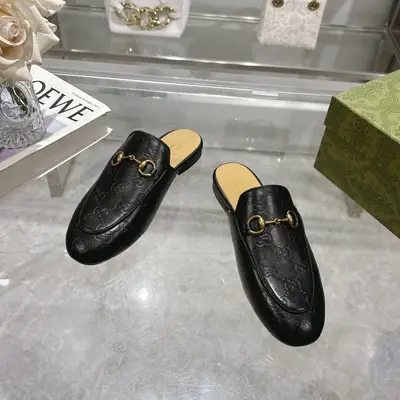 1803-1 黑¥650（35-41）作為Gucci設計傳承的傑出代表，Jordaan系列飾馬銜扣樂福鞋生動彰顯經典優雅格調。這款鞋履採用品牌標誌性字母交織圖案皮革，成就雋永經典。這款鞋履材質柔軟，廓形精緻流暢，彰顯日常優雅風範。