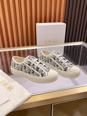 P640元 2025年Walk‘n’Dior刺繡中幫休閒鞋上新啦