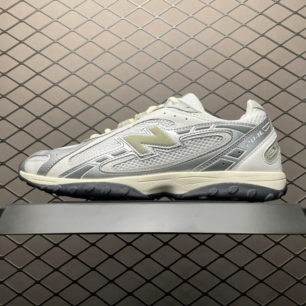 💰550  純原 New Balance U204LSWB 復古休閒鞋 薄底鞋  品質 區別市面先行通貨版本 鞋身搭載EVA科技中底 適用多元穿搭場合為戶外出行提供舒適長遠的穿搭體驗 尺碼：36 37 37.5 38 38.5 39.5 