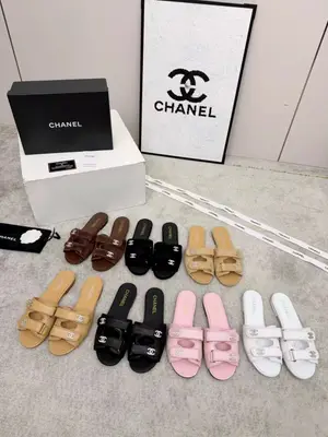 CHANEL2026春夏新款魔術貼拖鞋，一改前面老款厚重的水臺，更加簡約精緻秀氣，面料羊皮羊麂皮，內裡羊皮，水鑽飾釦，香奈兒的拖鞋新寵。