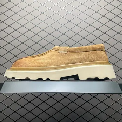 💰569  純原 UGG Tasman Lug 2025 新款 塔斯曼系列男鞋 1166913 鞋面採用牛剖層 內裡透氣網面 傳統Eva輕翼大底 檔次與舒適並存  一腳蹬設計 穿脫自如 搭配闊腿工裝 美式復古巴恩風 鞋頭有油蠟做舊感 潮範