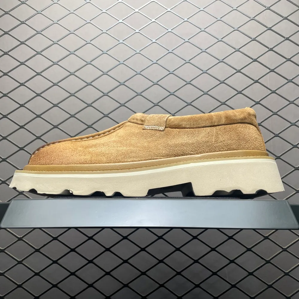 💰569  純原 UGG Tasman Lug 2025 新款 塔斯曼系列男鞋 1166913 鞋面採用牛剖層 內裡透氣網面 傳統Eva輕翼大底 檔次與舒適並存  一腳蹬設計 穿脫自如 搭配闊腿工裝 美式復古巴恩風 鞋頭有油蠟做舊感 潮範