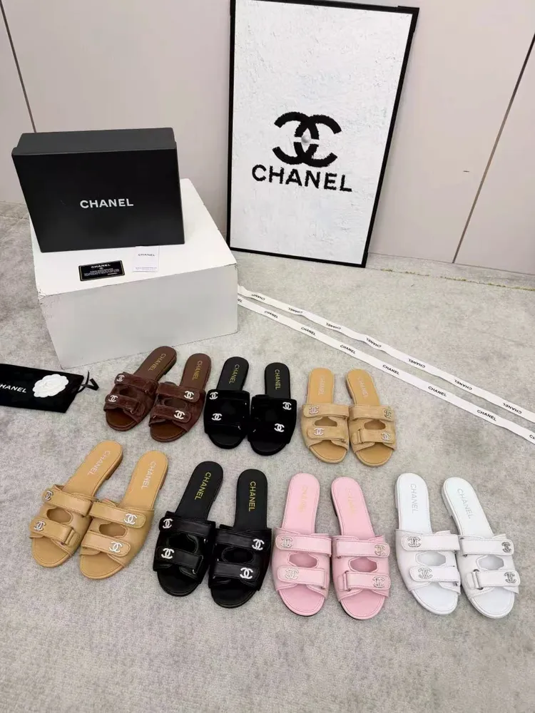 CHANEL2026春夏新款魔術貼拖鞋，一改前面老款厚重的水臺，更加簡約精緻秀氣，面料羊皮羊麂皮，內裡羊皮，水鑽飾釦，香奈兒的拖鞋新寵。