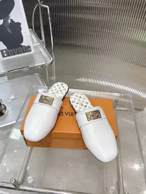 路易威登。爆款更新，懶人時裝款，採用LV專屬材料與頭層牛皮製造，內裡羊皮，百搭款舒適度非常完美。大底原版一比一開模，顏色分為五色，黑L白L卡L純白純黑，碼數35-41，出廠價580