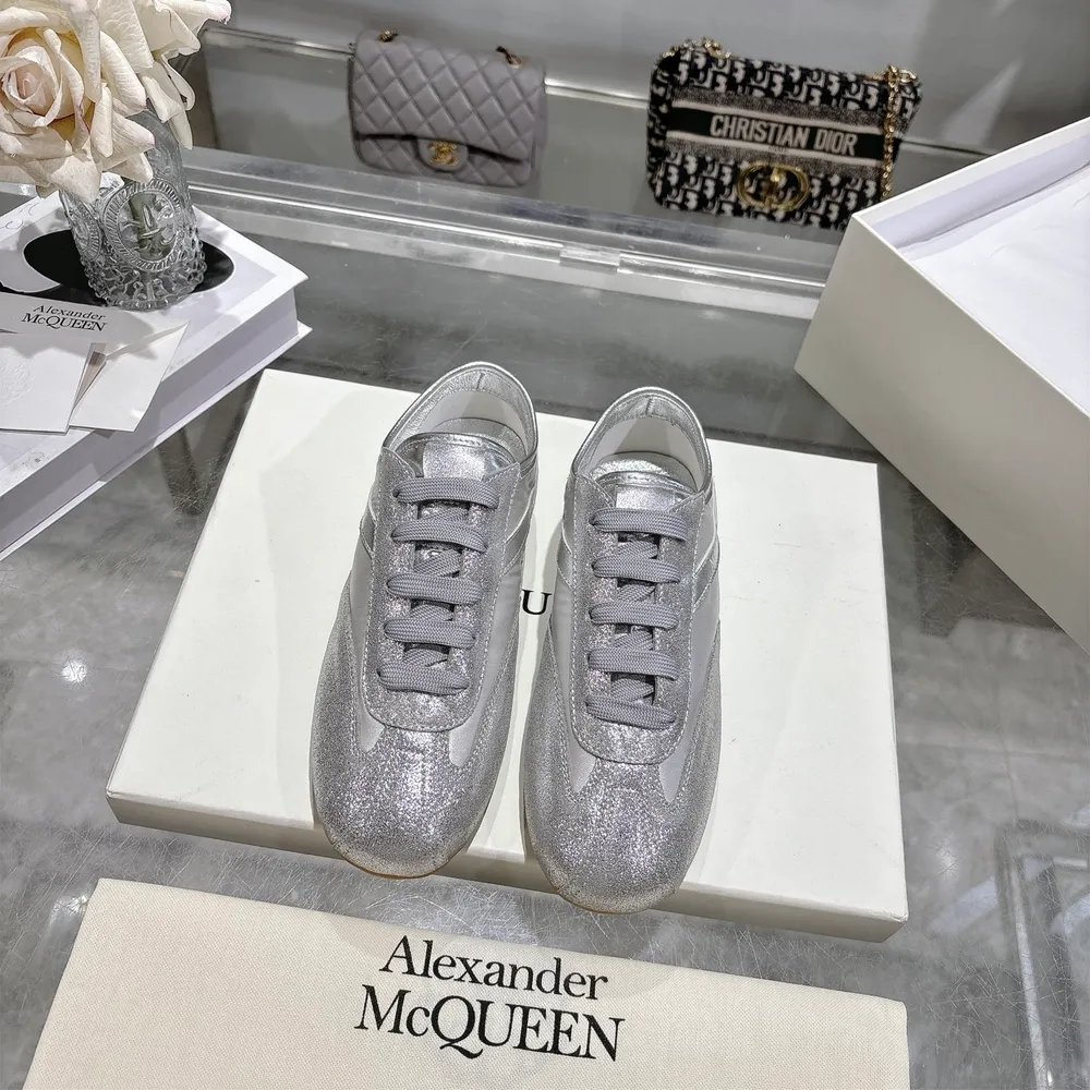 🌼26ss最新Alexander McQUEEN，Boxe運動鞋、復古德訊鞋😎流暢圓頭廓形，採用銀色+尼龍做舊皮革材質打造，配有輕柔襯墊，兼具結構感與柔韌舒適版型。縫線細節設計，側面飾有標誌性McQueen標誌。搭配輕質橡膠鞋底，配以小
