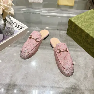 粉G鑽 （35-41）(41/42定做)作為Gucci設計傳承的傑出代表，Jordaan系列飾馬銜扣樂福鞋生動彰顯經典優雅格調。這款鞋履採用品牌標誌性字母圖案帆布，成就雋永經典。這款鞋履材質柔軟，廓形精緻流暢，彰顯日常優雅風範。