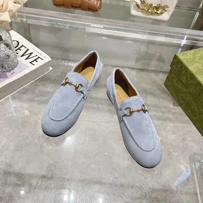 1919-10 淺藍¥670（35-41）皮革樂福鞋，鞋頭修長。品牌經典馬銜扣細節則為其增添精緻細節，同時致敬品牌的馬術本源。