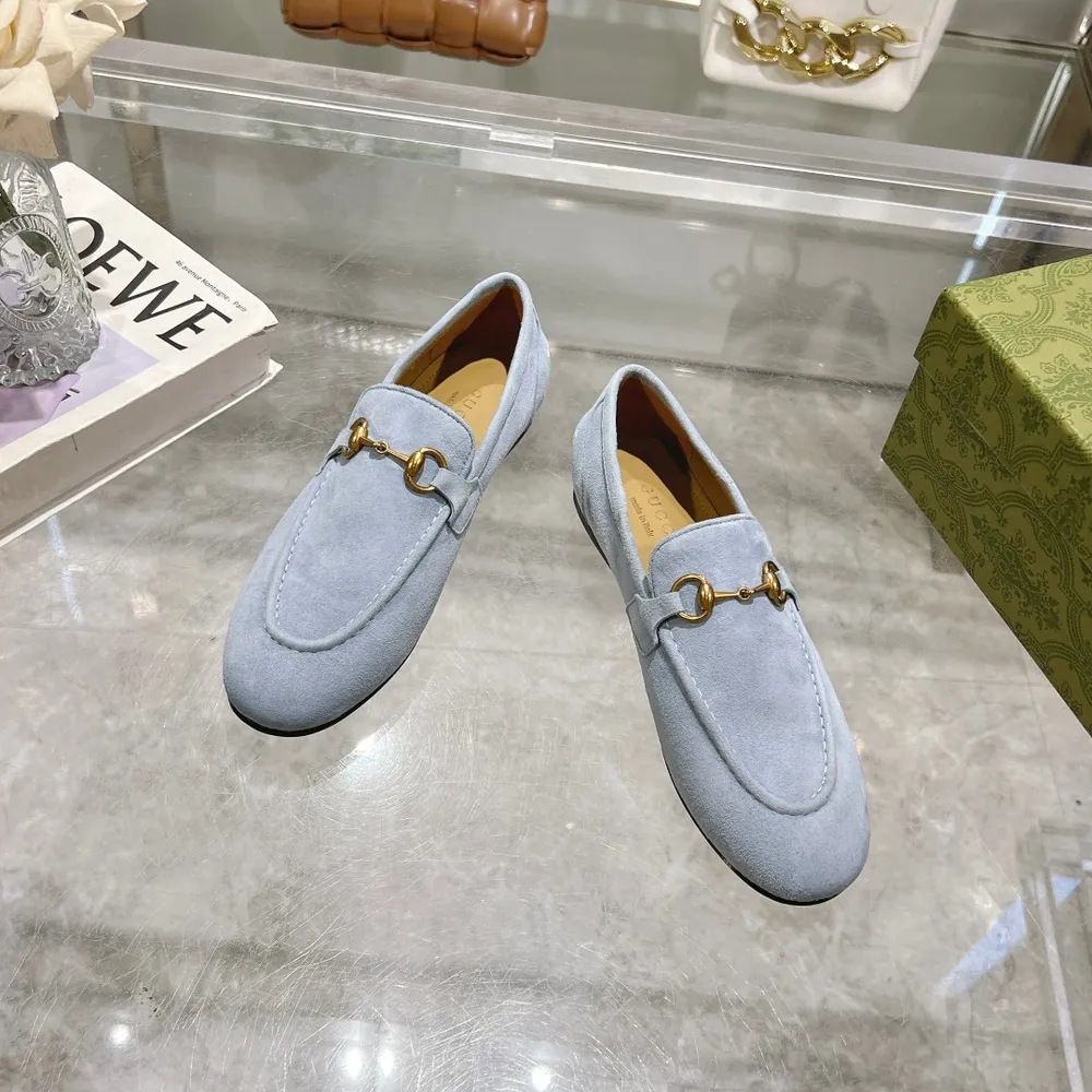 1919-10 淺藍¥670（35-41）皮革樂福鞋，鞋頭修長。品牌經典馬銜扣細節則為其增添精緻細節，同時致敬品牌的馬術本源。