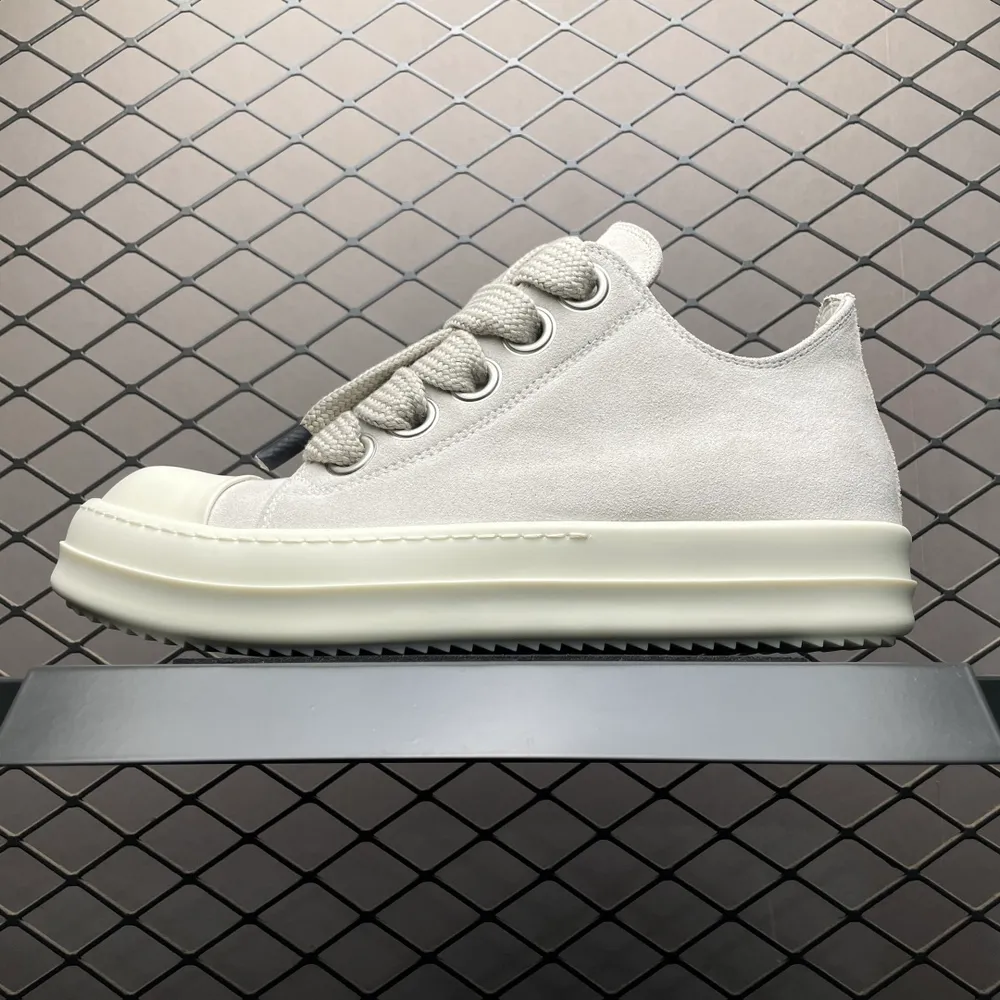 純原Rickowens 瑞克 歐文斯 低幫高街休閒板鞋 原鞋開發 獨傢俬模大底 定製反絨牛皮 針車間距都是極致還原 一比一規格禮盒裝 重達3斤以上 外加定製歐文斯保護盒 全套包裝及配件 高階零售專供品質 區別市場貨 純手工打造 每一隻都是獨