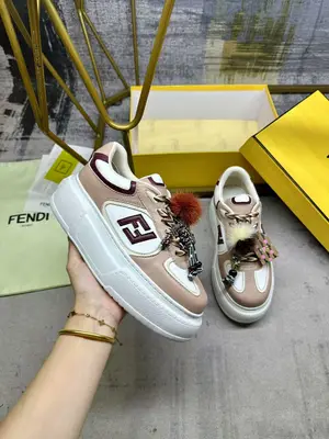 FENDI Match繫帶運動鞋。粉色面料，帶米白色和酒紅色細節。側邊飾有撞色皮革FF貼花，白色、粉色和酒紅色登山鞋帶。橡膠厚鞋底，後跟處飾有超大凸紋壓花FENDI字樣。鞋舌上飾有金屬環掛飾：右鞋上飾有帶撞色貂毛細節和金色金屬FF圖案手鍊的