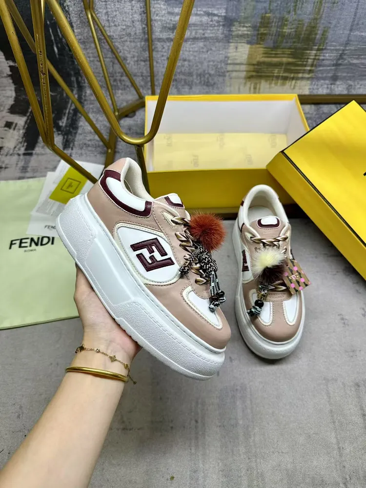 FENDI Match繫帶運動鞋。粉色面料，帶米白色和酒紅色細節。側邊飾有撞色皮革FF貼花，白色、粉色和酒紅色登山鞋帶。橡膠厚鞋底，後跟處飾有超大凸紋壓花FENDI字樣。鞋舌上飾有金屬環掛飾：右鞋上飾有帶撞色貂毛細節和金色金屬FF圖案手鍊的