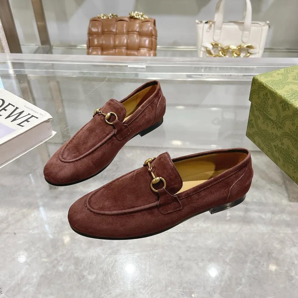1919-10 咖色 ¥670（35-41）皮革樂福鞋，鞋頭修長。品牌經典馬銜扣細節則為其增添精緻細節，同時致敬品牌的馬術本源。