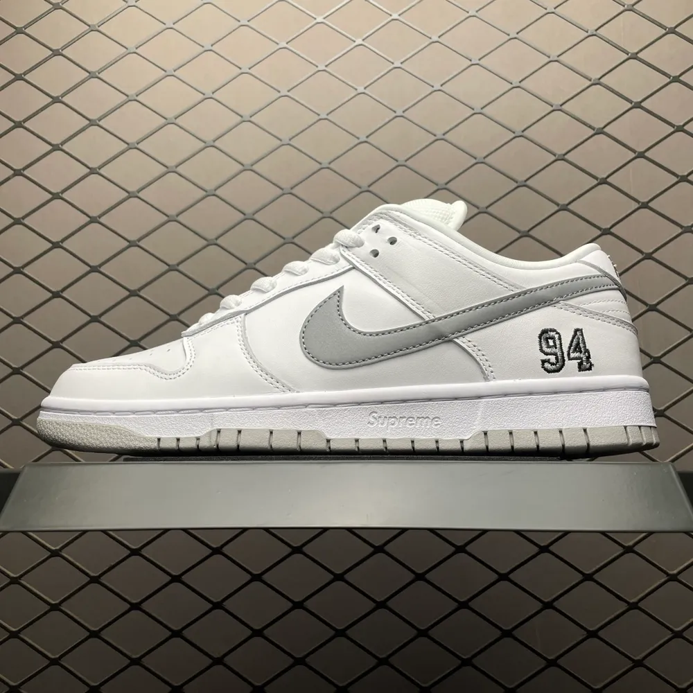 💰650 純原Supreme x NK Dunk Low SUP聯名款 低幫休閒滑板鞋 HQ8487-100 原材料麂皮打造 原鞋開發 版型完美 頭部大廠打造 品質毋庸置疑 實拍所見即所得 尺碼：36 36.5 37.5 38 38.5 