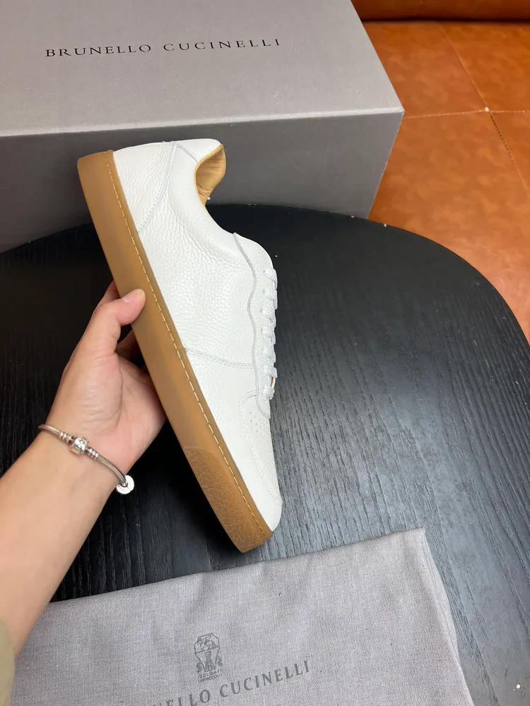 出廠【實價】🐦‍🔥🐦‍🔥BC-新品Brunello Cucinelli BC春夏新款男士一腳蹬休閒鞋 ，這款本季精美色彩的馬褲呢膠底鞋以柔軟鞋面材料和絨質感麂皮鞋後跟演繹休閒百搭風格|輕盈的橡膠鞋底為鞋子帶來了更舒適、靈活的穿著感，
