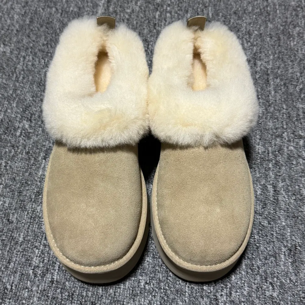 💰569   平臺外貿專供 UGG Classic 女士雪地靴 1171393 十年品牌製鞋代工廠生產線出品 注重每一處細節 隆豐A級真羊皮毛一體 完全遵循ZP工藝流程打造 尺碼：35 36 37 38 39 40 編號： 27YDEF3