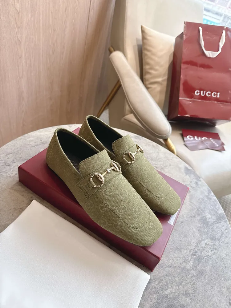 8995-1 綠G¥670（35-42）2026春夏系列全新上市。這款設計以義大利語“男孩”命名，為經典Horsebit馬銜扣樂福鞋注入新極簡風尚。這款樂福鞋甄選纖細鞋底和反向縫製工藝——這種製鞋工藝提供柔軟、舒適和靈活的貼合感，鞋履甄選輕