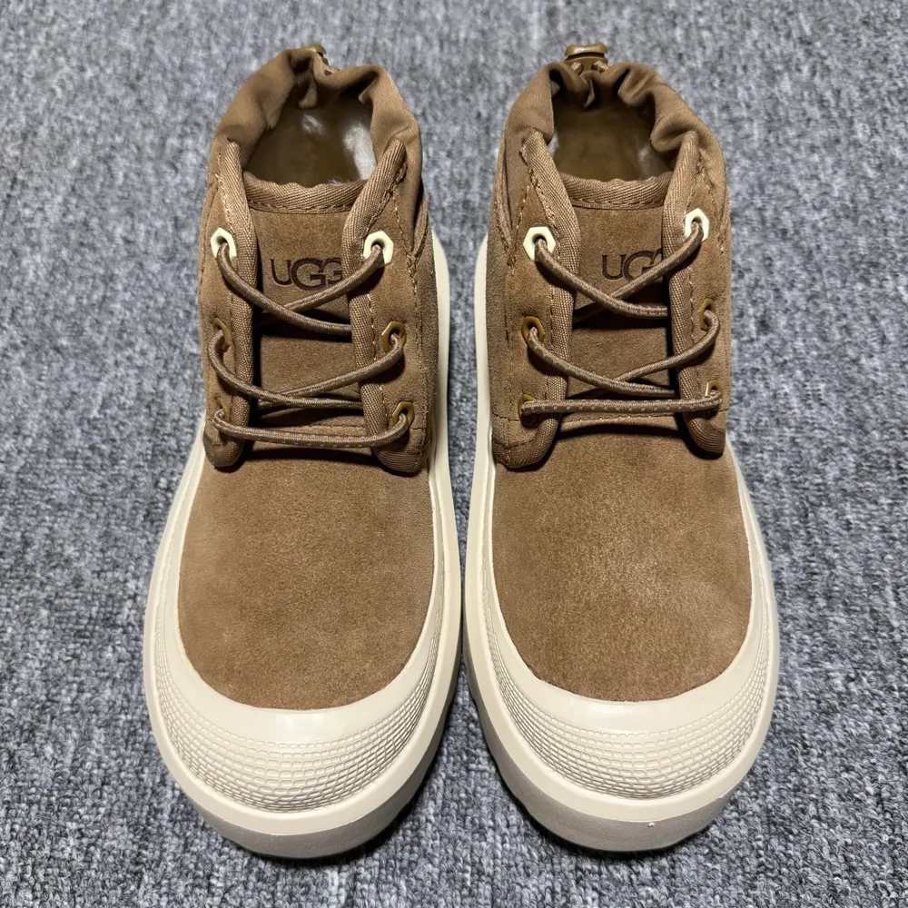 💰640   平臺外貿專供 UGG 中性款雪地靴 1143991 十年品牌製鞋代工廠生產線出品 注重每一處細節 隆豐A級真羊皮毛一體 完全遵循ZP工藝流程打造 尺碼：35 36 37 38 39 40 41 42 42 44 45 編號：