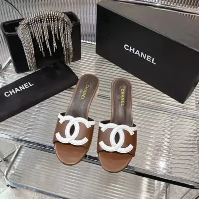 26春夏✨ Chanel圓球跟精緻拖鞋簡直是時尚作弊器！復古廓形+標誌性雙C球跟，黑皮質感拉滿，穿它出街回頭率直接爆棚，時髦精必須入