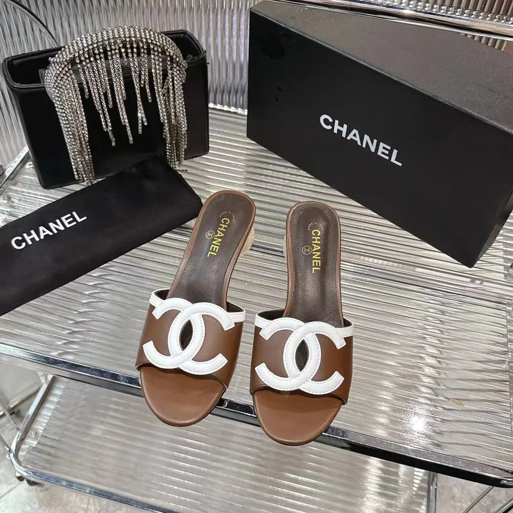26春夏✨ Chanel圓球跟精緻拖鞋簡直是時尚作弊器！復古廓形+標誌性雙C球跟，黑皮質感拉滿，穿它出街回頭率直接爆棚，時髦精必須入