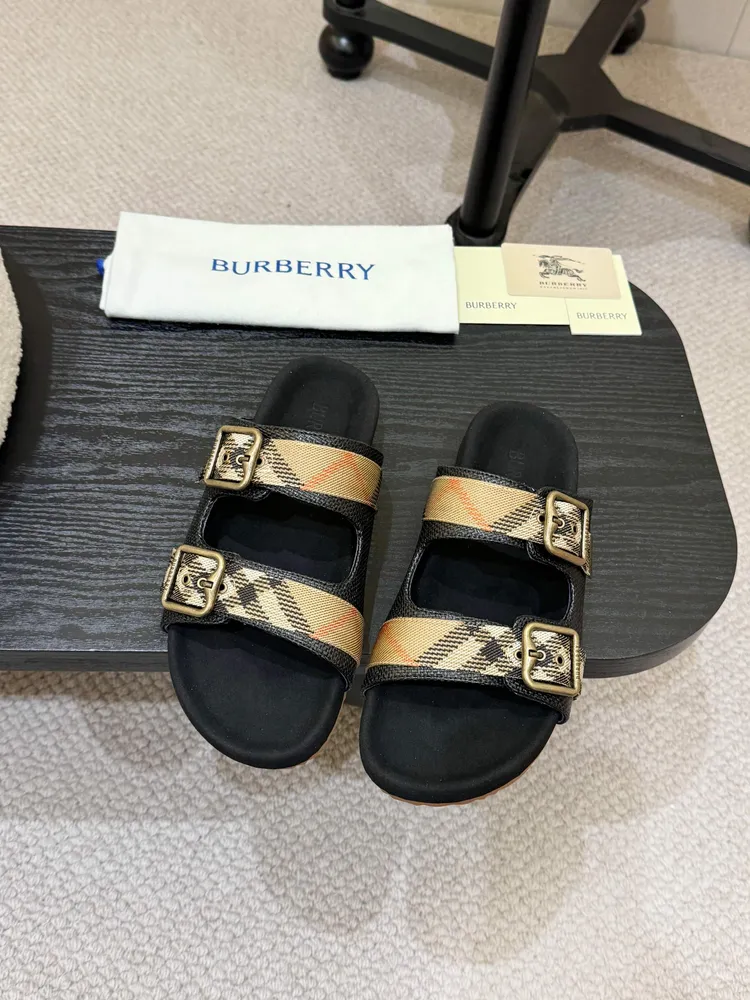 💰編織面P640元！ Burberry2025爆款拖鞋出爐，選用柔軟反絨面革面料打造，於義大利工坊精製而成。融入格紋圖案壓花，搭配壓紋鞋底，其上點綴典藏品牌徽標。設有可調式 B 字型釦環束帶，裝飾提花精紡的標誌性沙色 Burberry 格