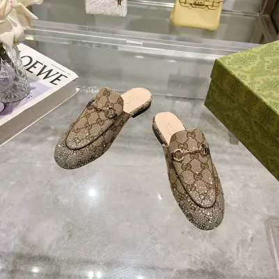 杏G鑽 （35-41）(41/42定做)作為Gucci設計傳承的傑出代表，Jordaan系列飾馬銜扣樂福鞋生動彰顯經典優雅格調。這款鞋履採用品牌標誌性字母圖案帆布，成就雋永經典。這款鞋履材質柔軟，廓形精緻流暢，彰顯日常優雅風範。