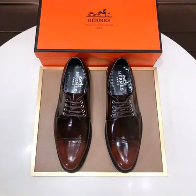 工廠💰【愛馬仕 HERMES】（牛皮內裡）🍀義大利頂級奢侈🍀他不追求新奇的款式和華麗的色彩，以其完美無瑕、優雅、經典的風格吸引著成功男士的青睞正裝皮鞋 這款非常非常舒適，簡潔穩重的款式讓您輕鬆搭配任何風格！版型絕對原版套楦1:1精製，