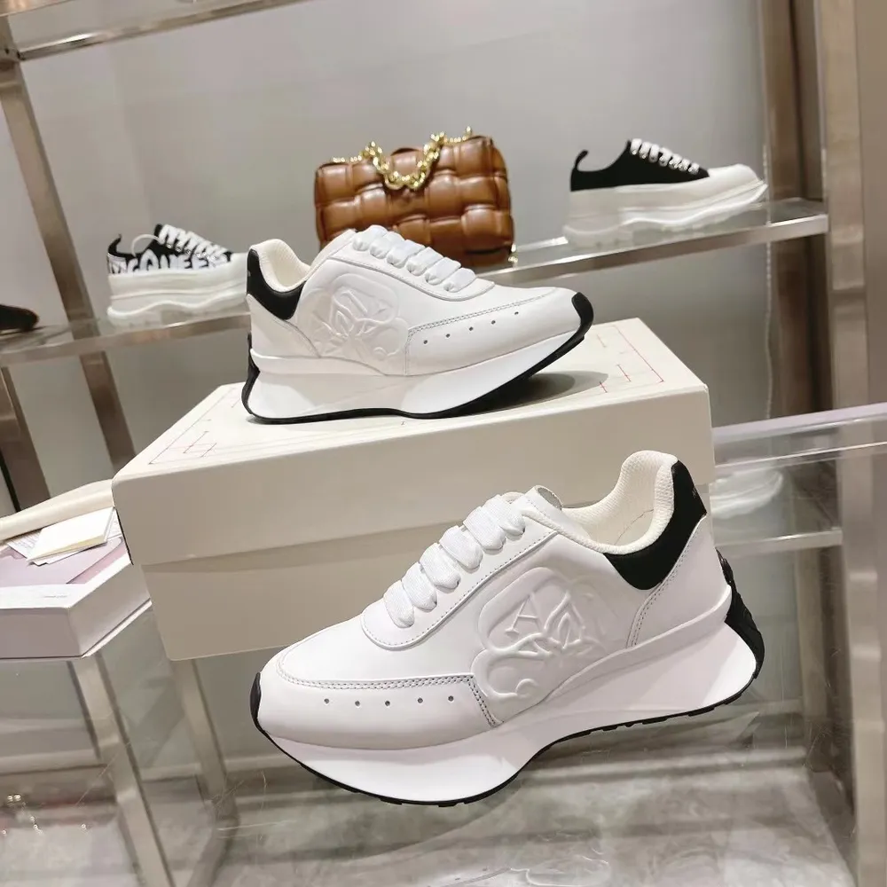 p710 Alexander McQUEEN 麥昆🆕最新款式一如既往高階品質，做工細節清爽乾淨，原版一比一復刻，原版軟厚底，設計線條優秀✨上腳絕對精彩，舒適度超級贊……2024春季新款 獨家上新🎉🎉🎉進口環保牛皮，環保牛皮 字母組合