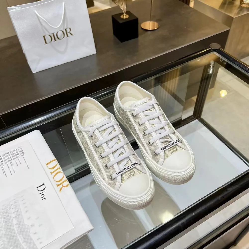 2023年D家上新啦🔥🔥🔥🔥🔥🔥，與官網同步 出廠價 640元 WALK N DIOR 刺繡帆布鞋系列 全棉絲雙面立體刺繡 此款鞋所有材料均為原版開模，上至五金，鞋帶，大底，PU中墊...鞋面布料都是雙面純棉絲立體電繡，每一個款