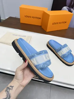 Louis Vuitton路易威登春夏新款拖鞋火爆上市，1:1高階定製，秒殺一切仿品，原版開模LOGO裝飾，既時尚又美觀，面料:進口羊皮，內裡羊皮，精美原版鞋楦，大底原版開模，鞋底加水臺4釐米。碼數35—42,多色可選帶圖下單，新色會陸續更