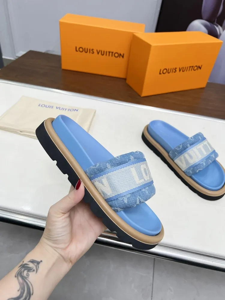 Louis Vuitton路易威登春夏新款拖鞋火爆上市，1:1高階定製，秒殺一切仿品，原版開模LOGO裝飾，既時尚又美觀，面料:進口羊皮，內裡羊皮，精美原版鞋楦，大底原版開模，鞋底加水臺4釐米。碼數35—42,多色可選帶圖下單，新色會陸續更