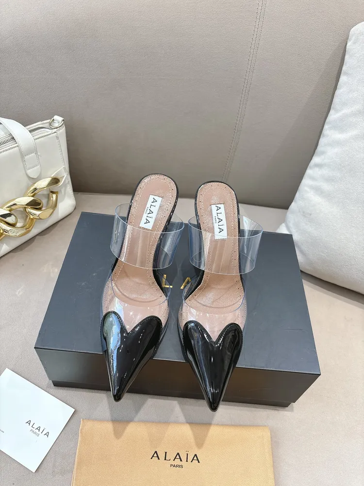 P660 ALAÏA2026 春夏HighLove坡跟穆勒鞋 標誌性愛心鞋頭+透明PVC拼接，辨識度超高!漆皮與裸色透明材質結合，視覺輕盈，坡跟設計拉長腿部線條，穿著更穩