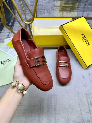 最新FENDI 樂福鞋，軟羊皮面料，金色扣件，羊皮內裡墊腳，35-42碼，跑量價610