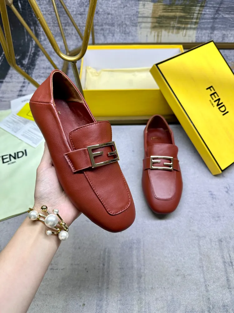 最新FENDI 樂福鞋，軟羊皮面料，金色扣件，羊皮內裡墊腳，35-42碼，跑量價610
