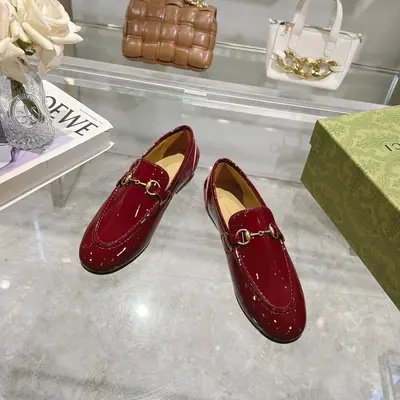 1919-1 酒紅¥670（35-41）皮革樂福鞋，鞋頭修長。品牌經典馬銜扣細節則為其增添精緻細節，同時致敬品牌的馬術本源。