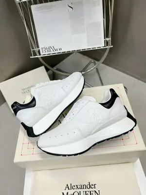 出廠價710 頂版上新ALEXANDER MCQUEEN/亞歷山大麥昆 2023春夏男Sprint運動情侶款 鞋側面飾有時尚個性字母seal Logo標誌 內裡網 牛皮墊腳，不脫層不褪色，最新精美全套包裝 另配有一幅鞋帶 35-45