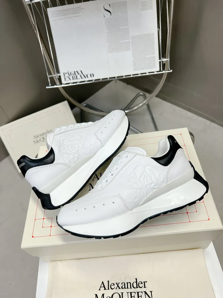 出廠價710 頂版上新ALEXANDER MCQUEEN/亞歷山大麥昆 2023春夏男Sprint運動情侶款 鞋側面飾有時尚個性字母seal Logo標誌 內裡網 牛皮墊腳，不脫層不褪色，最新精美全套包裝 另配有一幅鞋帶 35-45
