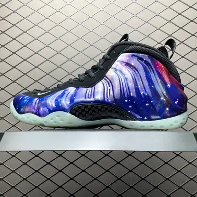 NK Air Foamposite One 市售最強品質 莞產頂級品質 銀河噴 噴泡 FQ4303-400 內建Zoom氣墊 鞋型發泡360度無死角 中底完美注膠 原廠碳纖維加持 尺碼：38.5 39 40 40.5 41 42 42.5 
