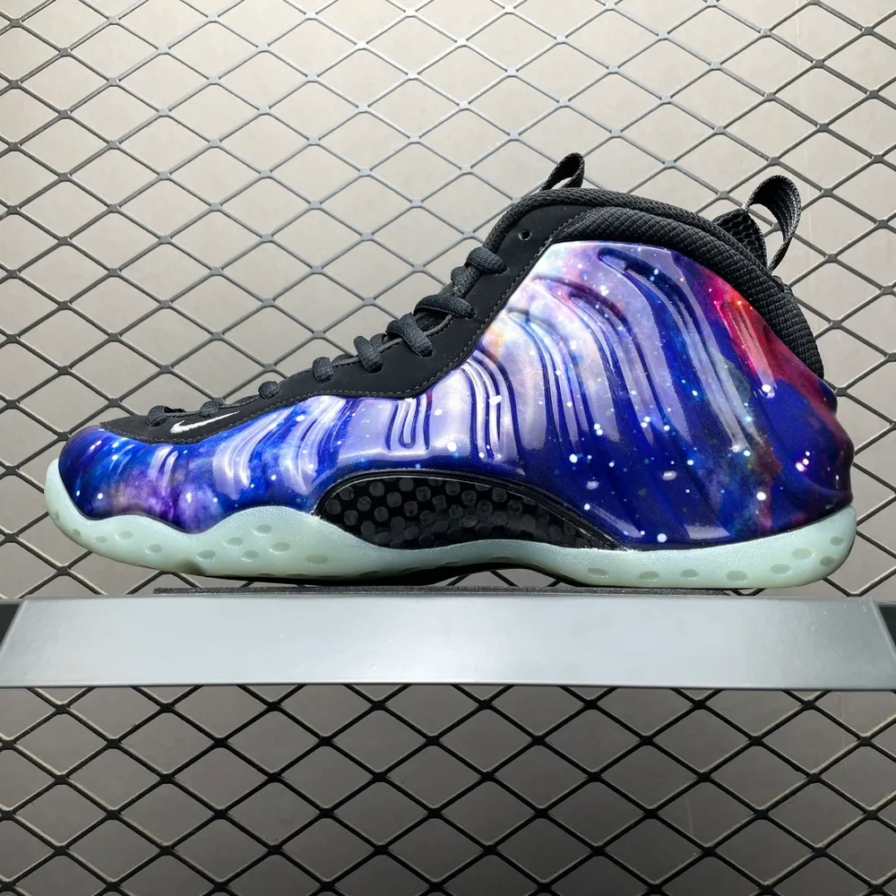 NK Air Foamposite One 市售最強品質 莞產頂級品質 銀河噴 噴泡 FQ4303-400 內建Zoom氣墊 鞋型發泡360度無死角 中底完美注膠 原廠碳纖維加持 尺碼：38.5 39 40 40.5 41 42 42.5 
