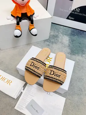 Dior 2026春夏系列拖鞋，精緻優雅。Dior標誌超有辨識度，日常或度假都能輕鬆駕馭。Oblique壓紋是Dior經典元素， 環保編織PP面料 經典升級 復古舒適度與時髦度並存 設計搭配不同風格需求