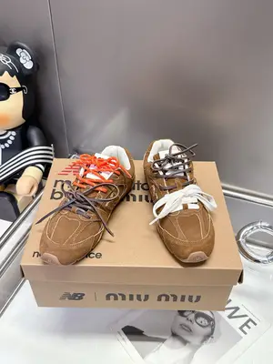 時尚無需張揚，自在隨性綻放。Miu Miu滿幫運動鞋，網面邂逅皮面，碰撞出透氣與質感的奇妙火花。彩色拼接，如同跳躍的音符，奏響個性與活力的樂章。每一步，都踏在潮流前沿，釋放都市裡的不羈靈魂，引領自在灑脫的風尚。P網面絨面p650。牛皮面+2