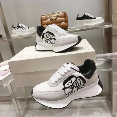 出廠價710 頂版上新ALEXANDER MCQUEEN/亞歷山大麥昆 2023春夏男女Sprint運動情侶款 鞋側面飾有時尚個性字母seal Logo組合雕花標誌 內裡羊皮 牛皮墊腳，不脫層不褪色，最新精美全套包裝 另配有一幅鞋帶 35-