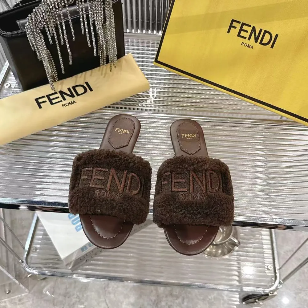 ✨✨Fendi秀場主推毛拖來啦！桌腳設計靈感源自當季秀場款，高階感拉滿～