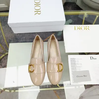 2024專櫃新款漆皮平跟單鞋💰680💰這款 C ' est Dior 涼拖是2024年夏季新款，優雅時尚。採用漆皮革精心製作，款式簡約，飾以金色飾面金屬 C 和 D 字母提升格調，靈感源自 Dior 檔案。設計優雅，平底鞋跟和圓形鞋頭令