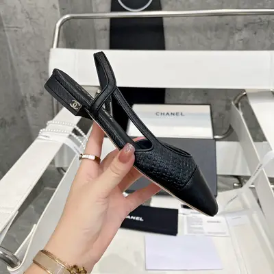 2022最新高版本，出廠價660🤑🤑 經典之作，代購級別 CHANEL 香奈兒最值得擁有的經典款 粗跟方頭拼色百搭高跟後空女涼鞋 材質:鞋面採用進口胎牛壓紋皮拼接進口混種羊+內裡混種羊皮+義大利進口牛皮底Size: 跟高:2.5-6.5